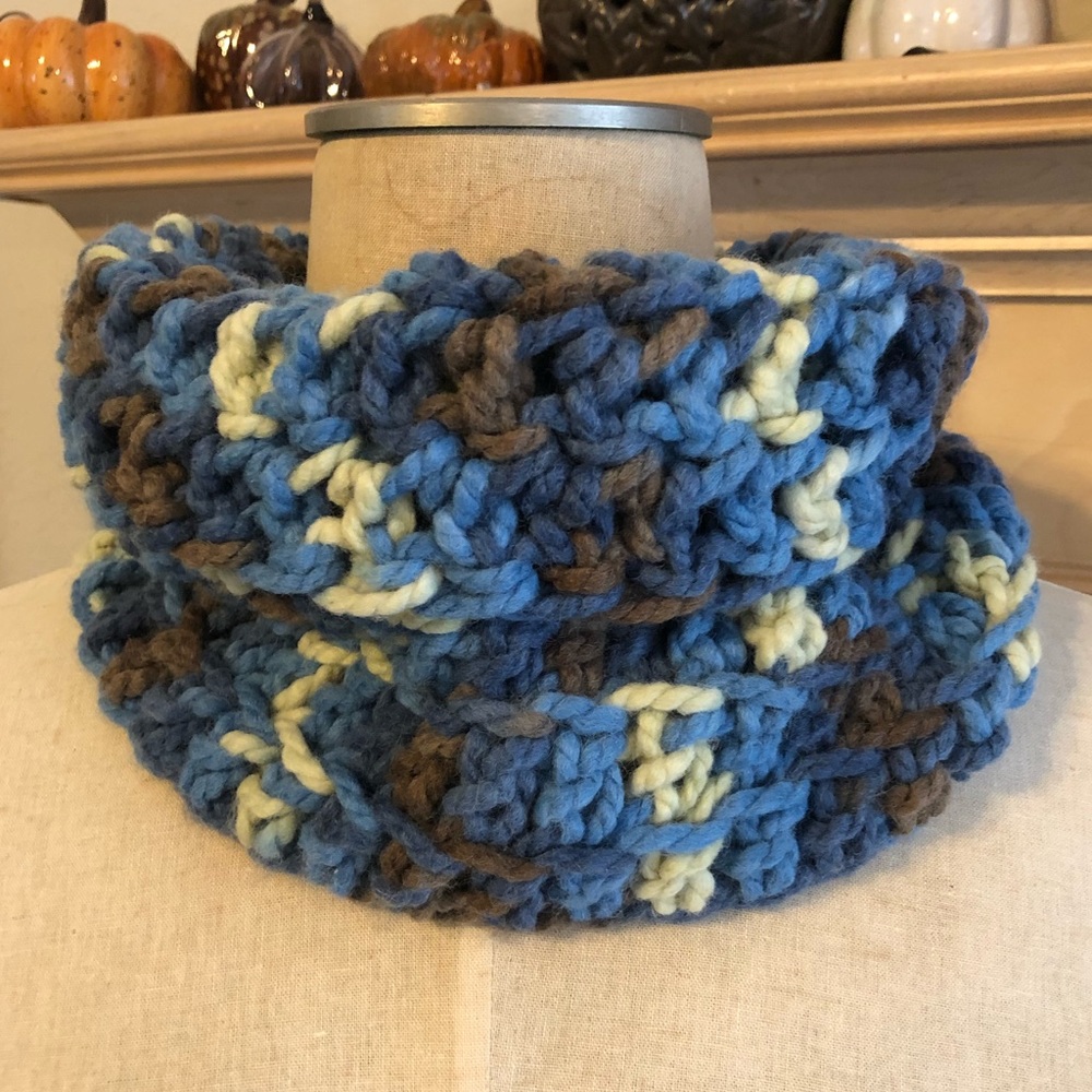 NWT Crochet Cowl